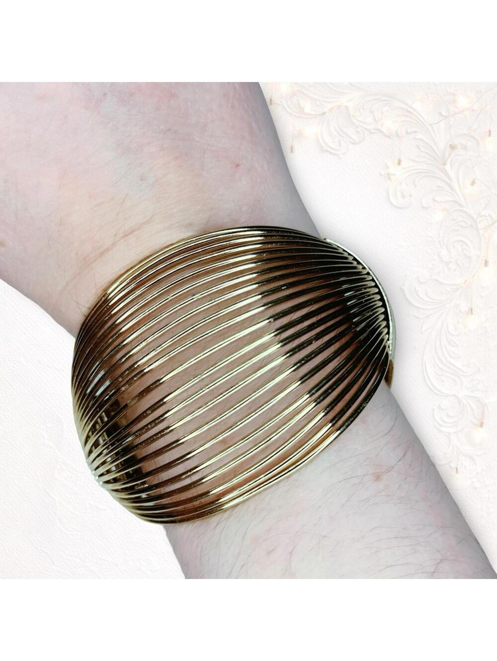 7478. Goldtone Hinge Wire Bracelet